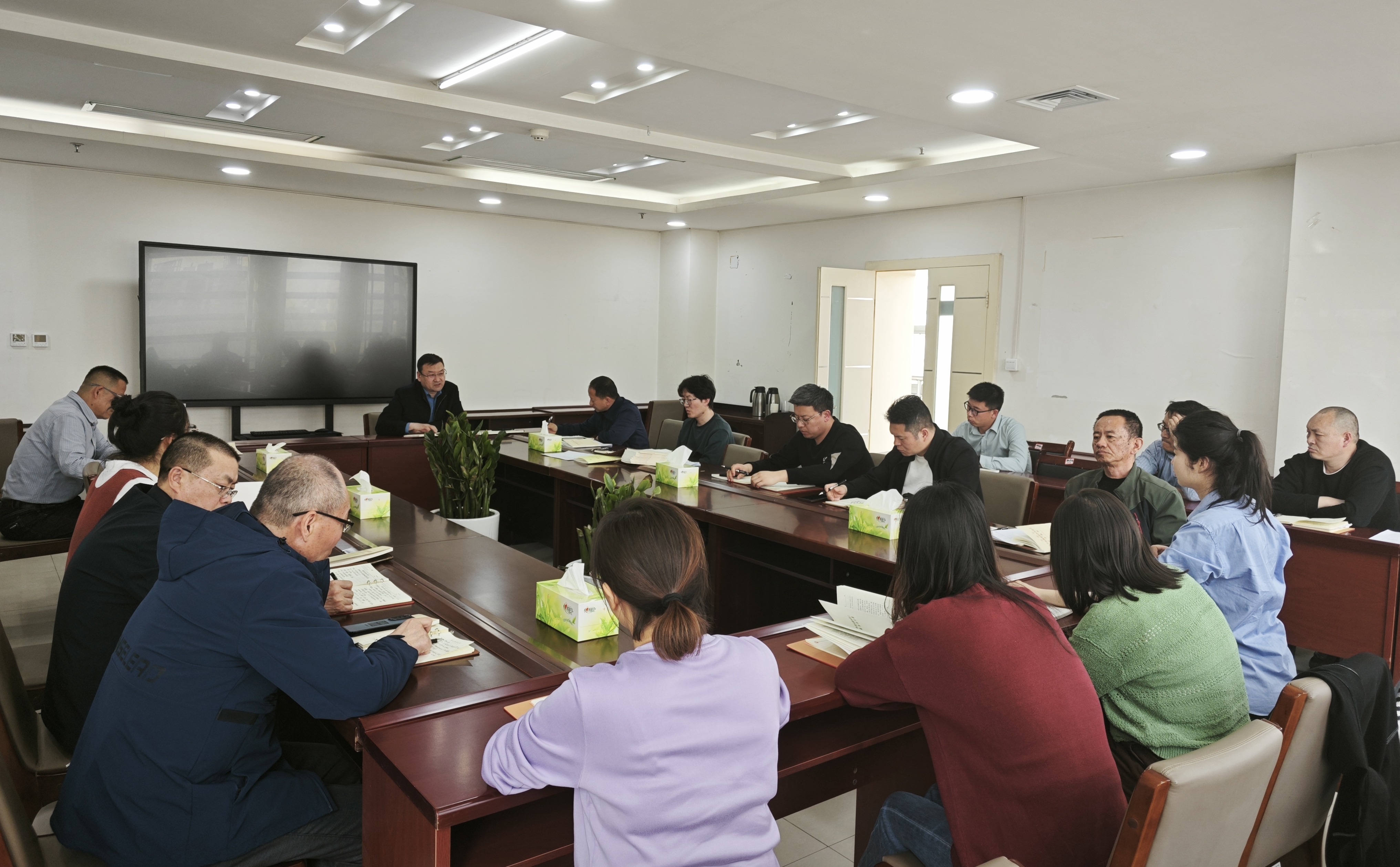 自治区物化院开展深入贯彻中央八项规定精神学习教育部署会1.jpg