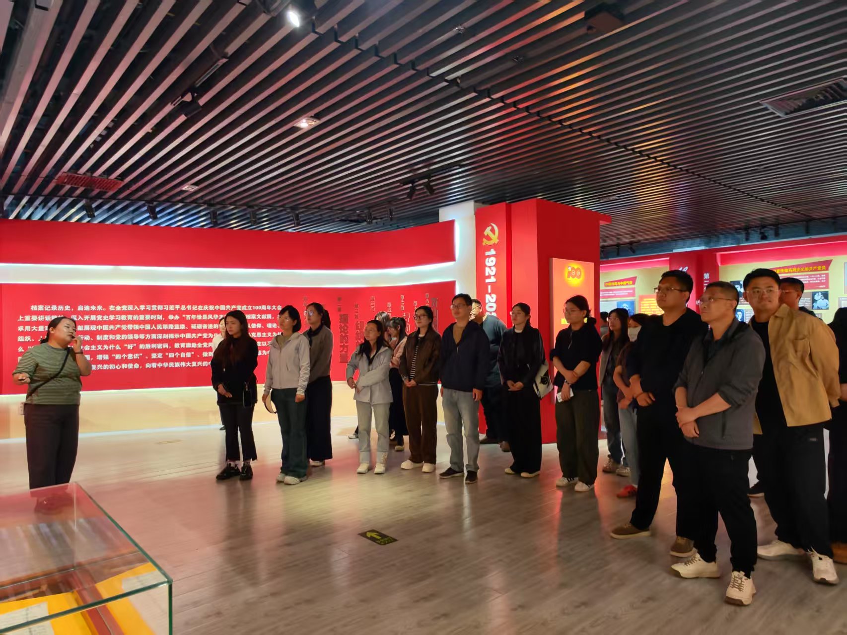 参观银川市档案馆党史展馆2.jpg